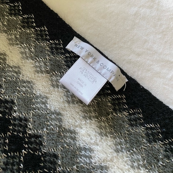 New York and Company Black and White Pattern Scarf - One Size - Picture 3 of 3
